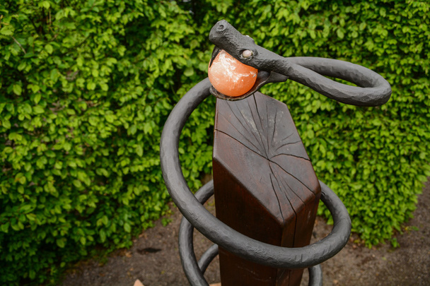 Schlangenmund mit einem Edelstein - Foto, Bild
