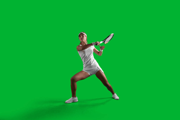 Jeune fille jouant au tennis - Photo, image