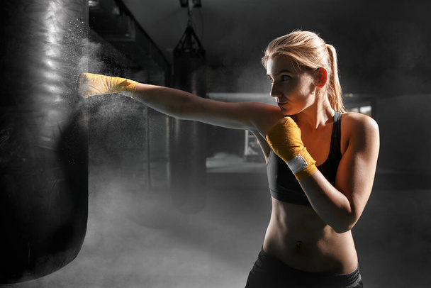 młody sportowe kickboxing dziewczyna. - Zdjęcie, obraz