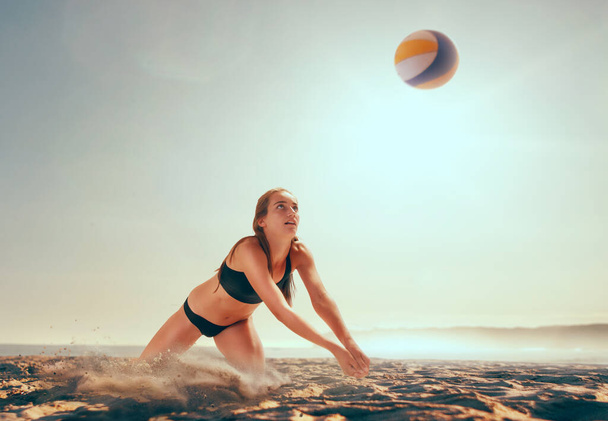 Žena hraje plážový volejbal. - Fotografie, Obrázek