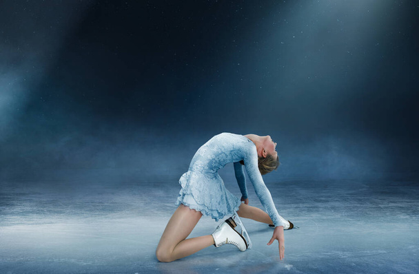 mujer joven patinaje artístico. - Foto, imagen