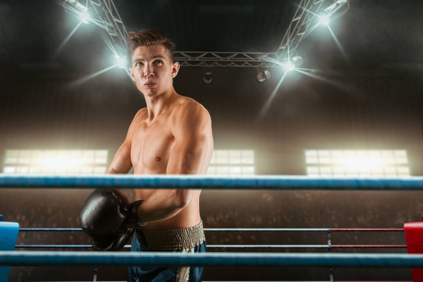 Jeune homme sportif boxe. - Photo, image