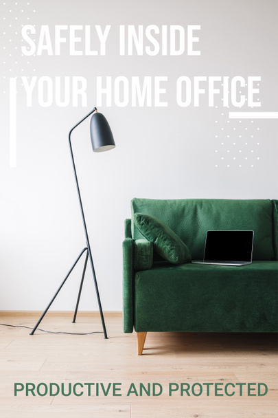 laptop με κενή οθόνη στον πράσινο καναπέ κοντά στο φωτιστικό δαπέδου και με ασφάλεια μέσα στο γραφείο του σπιτιού σας, παραγωγική και προστατευμένη επιστολόχαρτα  - Φωτογραφία, εικόνα