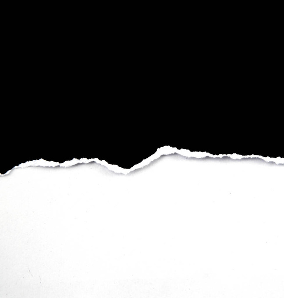 Siyah arkaplan üzerine yırtılmış kağıt, reklam kopyası için boşluk. - Fotoğraf, Görsel