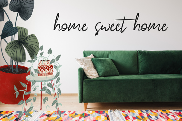 moderno sofá verde y almohadas en la sala de estar con alfombra de colores cerca de mesa dibujada con plantas y hogar dulce hogar letras
  - Foto, Imagen