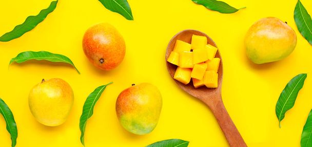 Fruits tropicaux, Mangue sur fond jaune. Vue du dessus - Photo, image