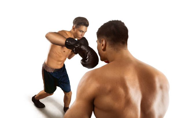 Два юноши по боксу
. - Фото, изображение