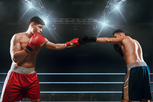 Twee jonge mannen boksen.. - Foto, afbeelding