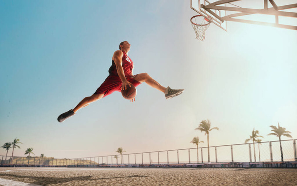 Basketbolcular sokak basketbolunda oynuyor. - Fotoğraf, Görsel