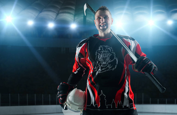 Jugador de hockey sobre hielo en arena
. - Foto, Imagen