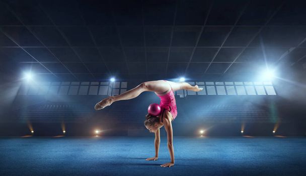 Девушка, занимающаяся художественной гимнастикой
.  - Фото, изображение