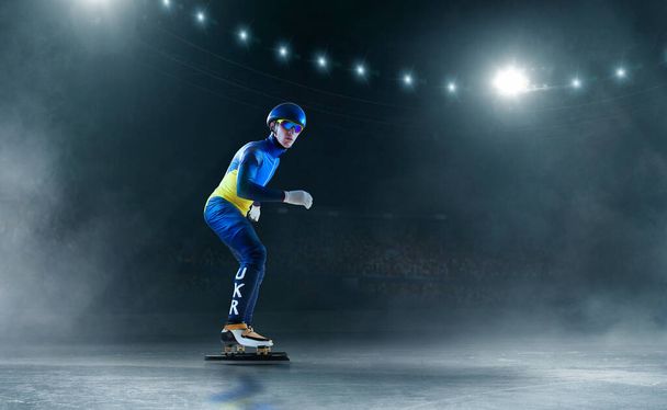 Korte baan schaatsen mannelijke atleet. - Foto, afbeelding