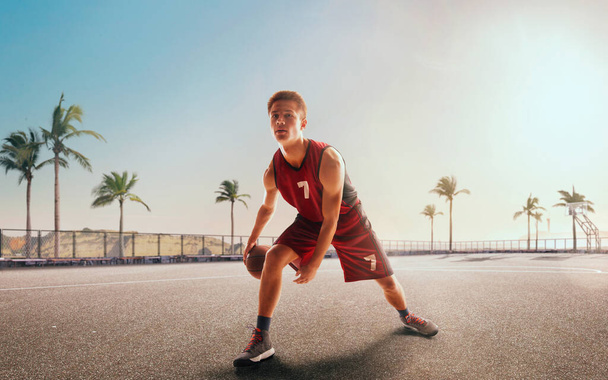 Basketballer spielen im Streetball. - Foto, Bild