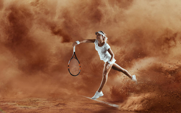 Молодая девушка играет в теннис - Фото, изображение