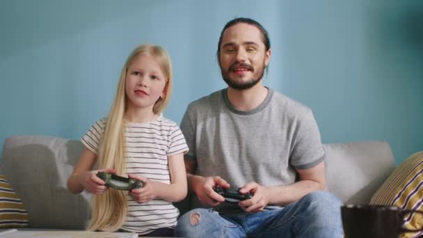 Papai e filha se divertem jogando jogos de vídeo
 - Filmagem, Vídeo