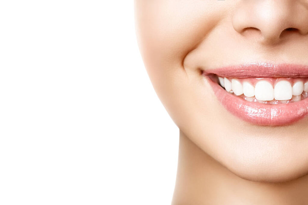 歯のホワイトニング手順の後に美しい女性の笑顔。歯のケア。歯の概念 - 写真・画像