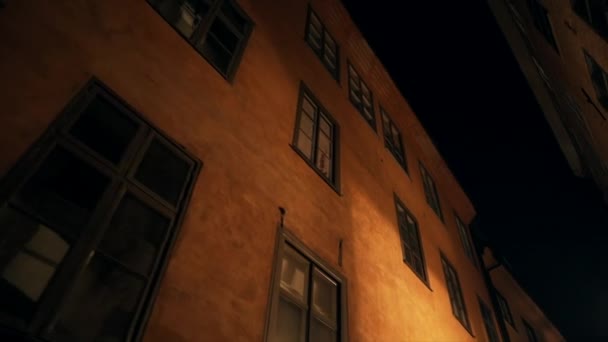 Edifici di appartamenti su strade notturne europee nella città vecchia. Finestre scandinave - Filmati, video