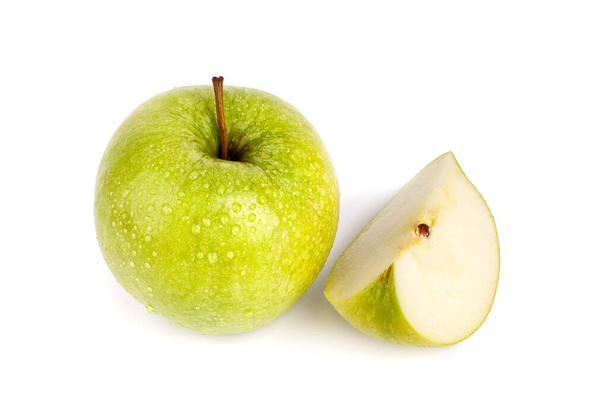Ολόκληρο πράσινο μήλο και quater του μήλου σε λευκό φόντο απομονώνονται κοντά σε μακροεντολή - Φωτογραφία, εικόνα