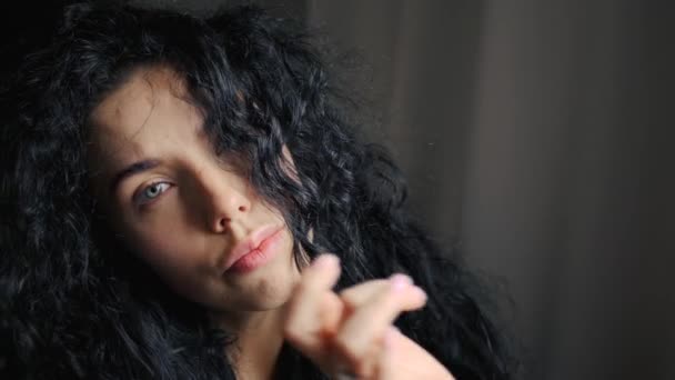 Retrato encaracolado cabelo moda modelo rosto - Filmagem, Vídeo