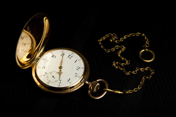 ρολόι χρυσό τσέπης σε μαύρο ύφασμα - Φωτογραφία, εικόνα