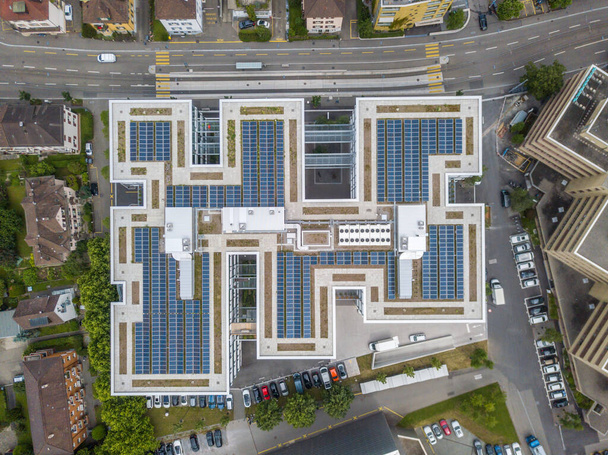 Vista aérea de telhados com células solares para geração de energia fotovoltaica. Conceito de energia verde para as cidades futuras
. - Foto, Imagem