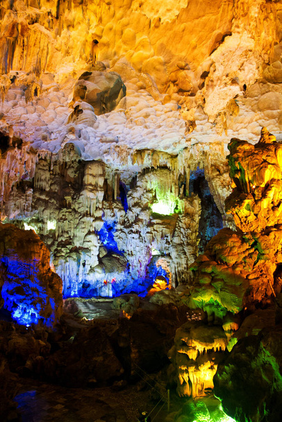 Барвисті печерні стіни, утворені з природного каменю
 - Фото, зображення