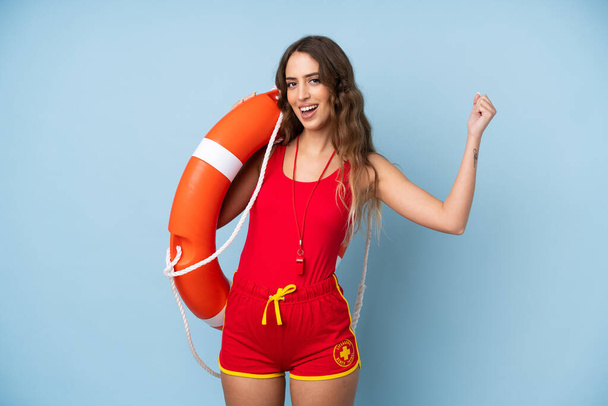 Junge Frau mit Rettungsschwimmerausrüstung und Siegesfeier - Foto, Bild