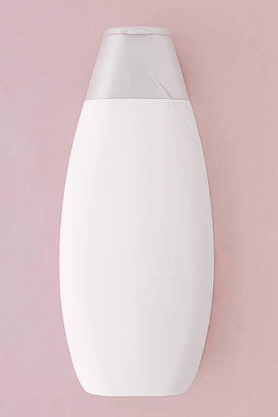 Üres címke sampon palack vagy zuhanygél rózsaszín háttér, kozmetikai termékek és testápolási kozmetikumok - Fotó, kép
