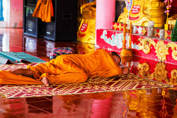 4000 ILHAS - 22 DE SETEMBRO: Monge em um templo em 4000 ilhas, Laos em 22 de setembro de 2011
. - Foto, Imagem