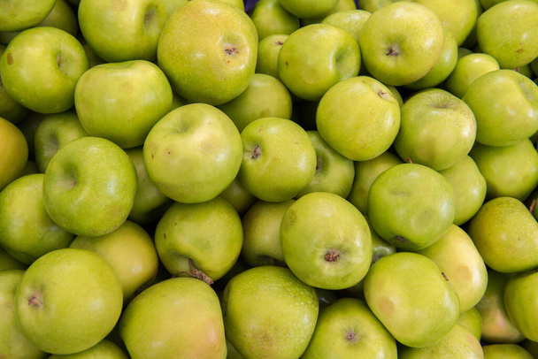 Zielone organiczne świeże jabłko. tło jabłka. - Zdjęcie, obraz