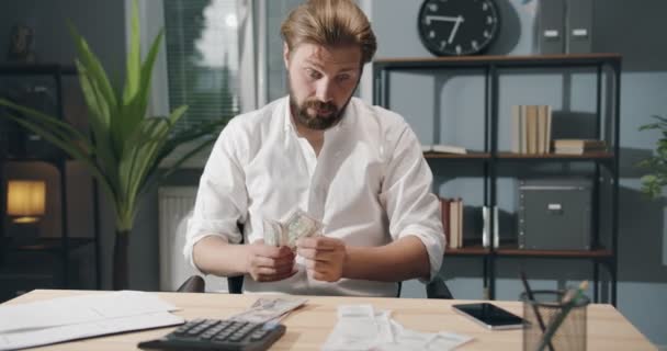 Homem de negócios triste contando dinheiro de acordo com contas
 - Filmagem, Vídeo