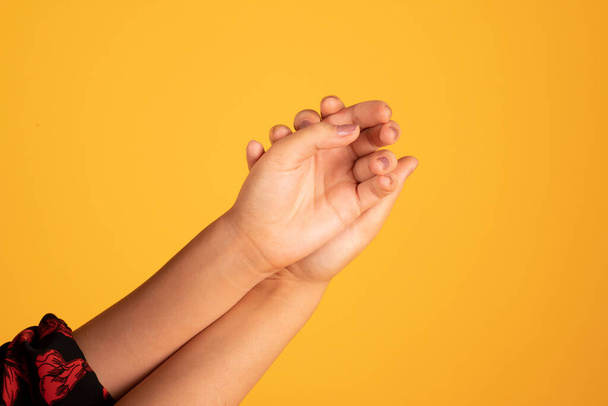 donna mani fare gesto, concetto di delicatezza
 - Foto, immagini