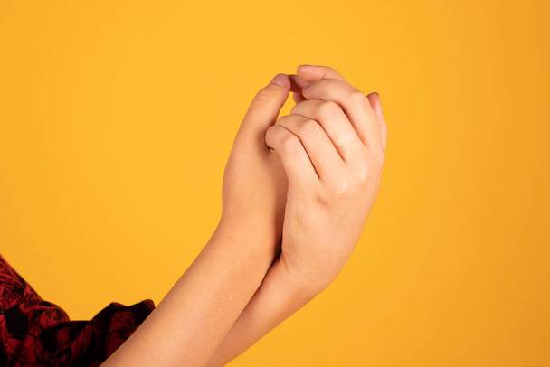 mujer manos haciendo gesto, concepto de delicadeza
 - Foto, Imagen