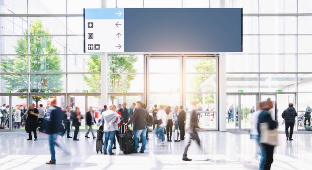 Moltitudine di uomini d'affari che camminano in un aeroporto, con banner e spazio per la copia di singoli testi
 - Foto, immagini