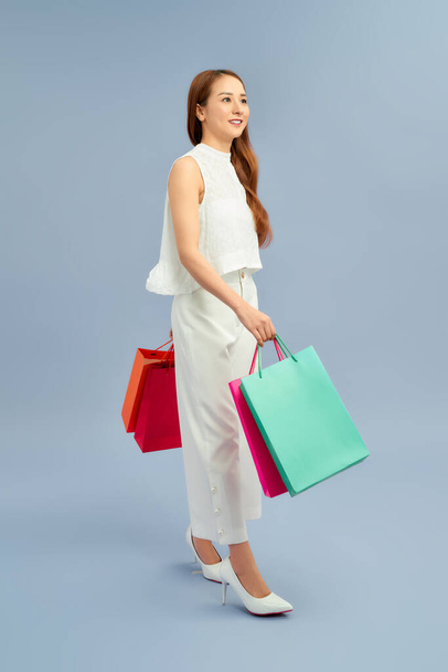 Porträt Shopping junge lächelnde Frau mit Einkaufstüten - Foto, Bild