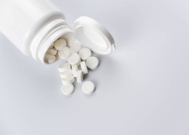 white calcium pills on a white background - Foto, afbeelding
