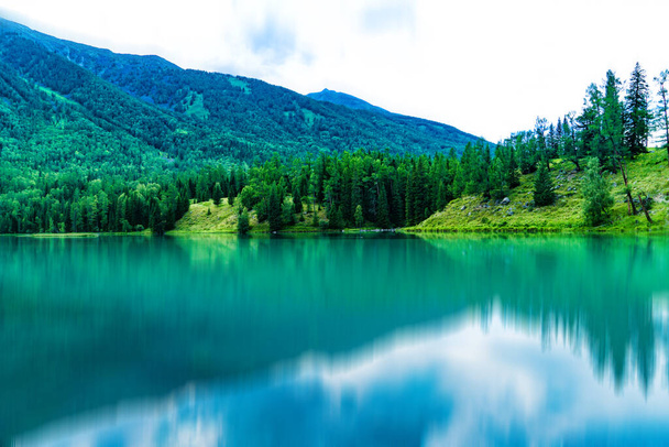 Yazın Kanas Gölü, Altay, Xinjiang, Çin. Yazın Kanas Gölü, Xinjiang, Çin 'de güzel ve sessiz. - Fotoğraf, Görsel