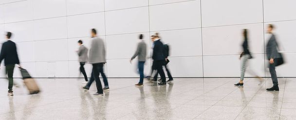 visitatori di fiere che camminano in un corridoio futuristico pulito - Foto, immagini