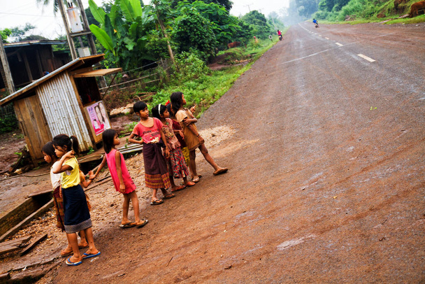 BOLAVEN PLATEAU, LAOS - 20 SETTEMBRE: Bambini non identificati sull'altopiano di Bolaven, Laos il 20 settembre 2012. Bolaven Plateau è una regione dove si trovano molte piantagioni di tè e caffè
. - Foto, immagini