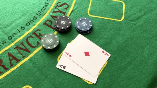 ポーカーテーブルでカードを再生します。緑のテーブルの上にポーカーチップをスロー. - 映像、動画