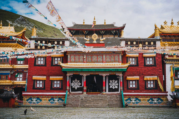 Tibeti buddhizmus a Tagong templomnál, Sakya, Ganzi prefektúra, Szecsuán, Kína. Tibeti buddhizmus a Tagong templomban - Fotó, kép