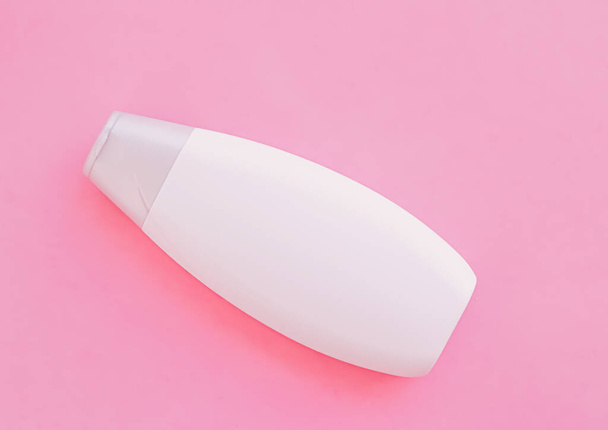 Etiqueta en blanco botella de champú o gel de ducha sobre fondo rosa, productos de belleza y cosméticos para el cuidado del cuerpo
 - Foto, imagen