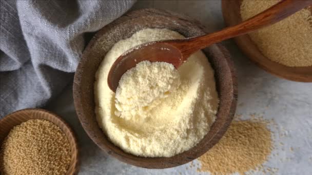 Surowa mąka Amaranth w misce z bliska - Materiał filmowy, wideo