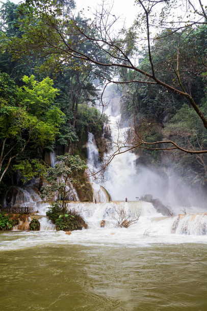 Watervallen bij Luang Prabang, Laos. - Foto, afbeelding