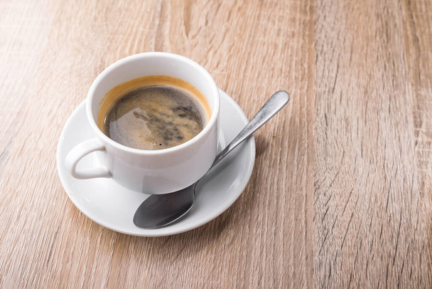 Tazza di caffè bianco su un tavolo di legno
.  - Foto, immagini