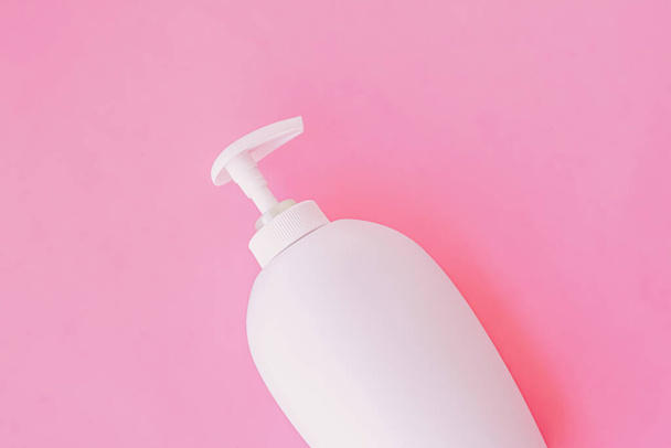 Botella de jabón líquido antibacteriano y desinfectante de manos sobre fondo rosa, producto de higiene y cuidado de la salud
 - Foto, imagen
