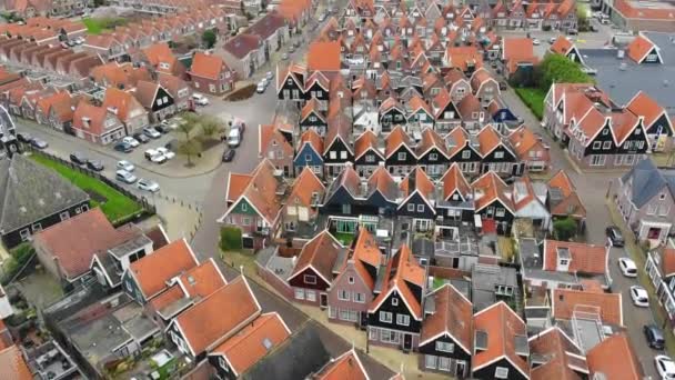 Antenni lentää yli tyypillinen hollantilainen taloa Volendam osoittaa tyypilliset linjat koteja ja katu tämä satamakaupunki on suosittu matkailukohde Alankomaissa. - Materiaali, video