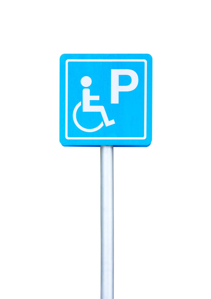 leikkausreitti, sininen vammaisten pysäköintipaikka, vammaisille tarkoitettu pysäköintilupakyltti pylväällä valkoisella pohjalla - Valokuva, kuva