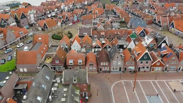 Antenni lentää yli tyypillinen hollantilainen taloa Volendam osoittaa tyypilliset linjat koteja ja katu tämä satamakaupunki on suosittu matkailukohde Alankomaissa. - Materiaali, video