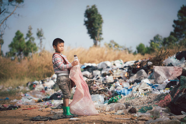 Τα φτωχά παιδιά συλλέγουν σκουπίδια προς πώληση λόγω φτώχειας, ανακύκλωσης σκουπιδιών, παιδικής εργασίας, έννοιας της φτώχειας, Παγκόσμια Ημέρα Περιβάλλοντος, - Φωτογραφία, εικόνα